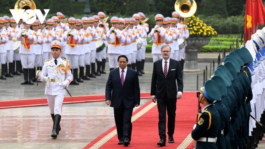 Czech PM Petr Fiala warmly welcomed in Hanoi on official visit