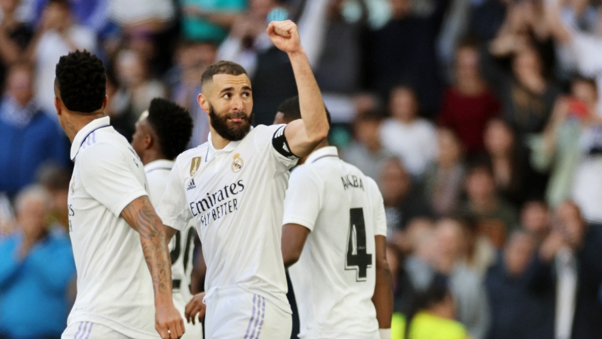 Benzema lập hat-trick, Real Madrid "đánh tennis" trước Valladolid