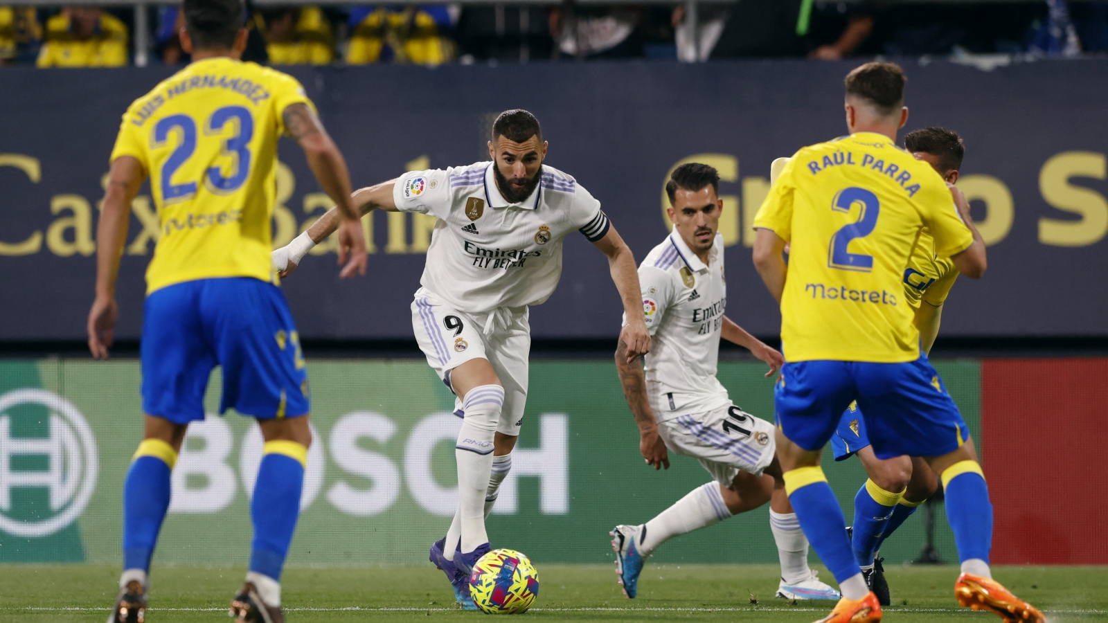 Benzema vô duyên kỳ lạ, Real Madrid hạ gục Cadiz nhờ 5 phút thăng hoa