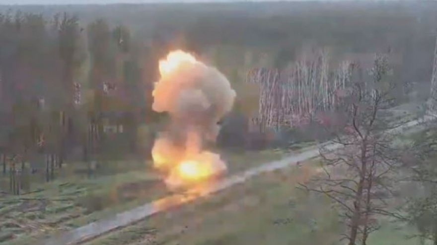 Đặc công Nga cài mìn phá hủy xe tăng T-64 của Ukraine