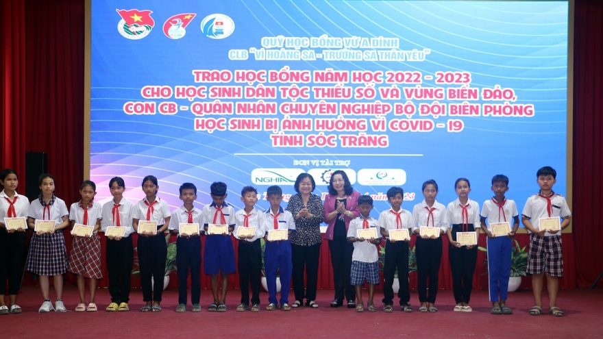 Trao 113 suất học bổng Vừ A Dính cho học sinh ở Sóc Trăng