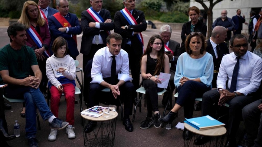 Tổng thống Pháp Macron cam kết tăng cường đối thoại xã hội