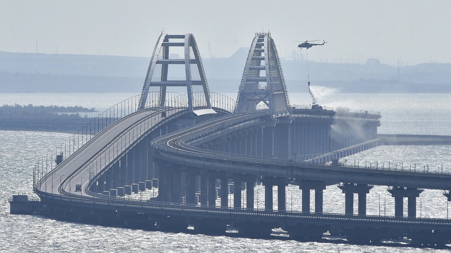 Giao thông trên cầu Crimea tạm dừng vì "tình huống khẩn cấp"