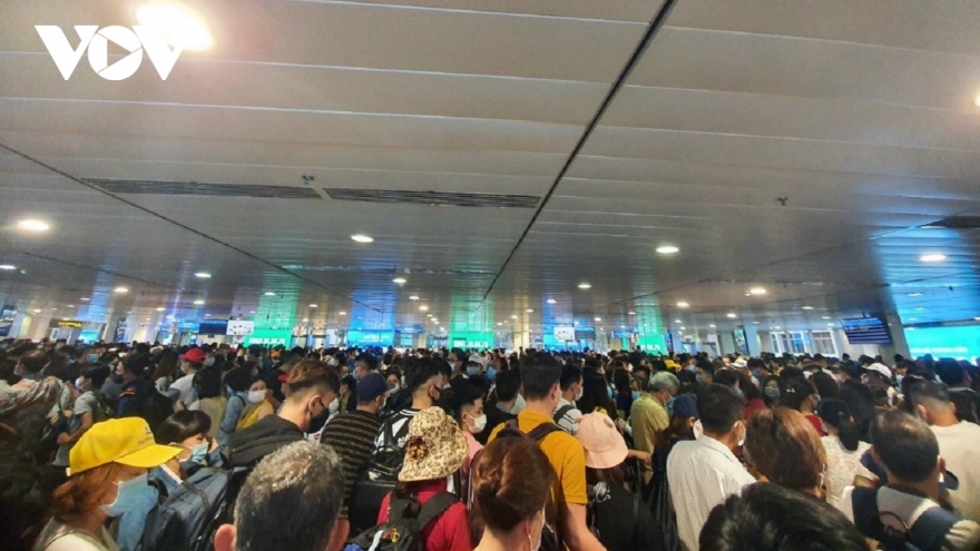 Làm rõ nguyên nhân "gánh thêm phí và ám ảnh chờ đợi" tại sân bay Tân Sơn Nhất