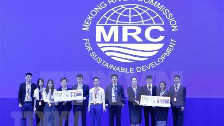 Vietnamese students win two second prizes at MRC technology contest