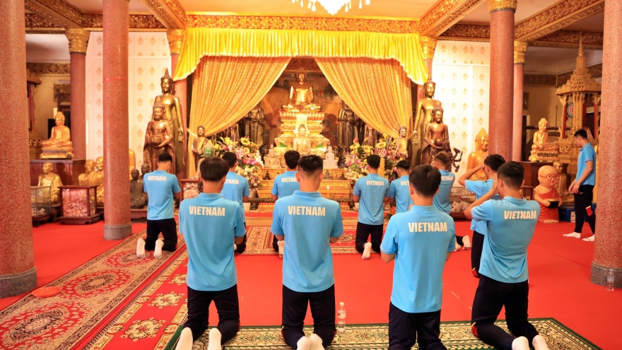 HLV Troussier cho U22 Việt Nam thăm quan ngôi chùa nổi tiếng ở Campuchia