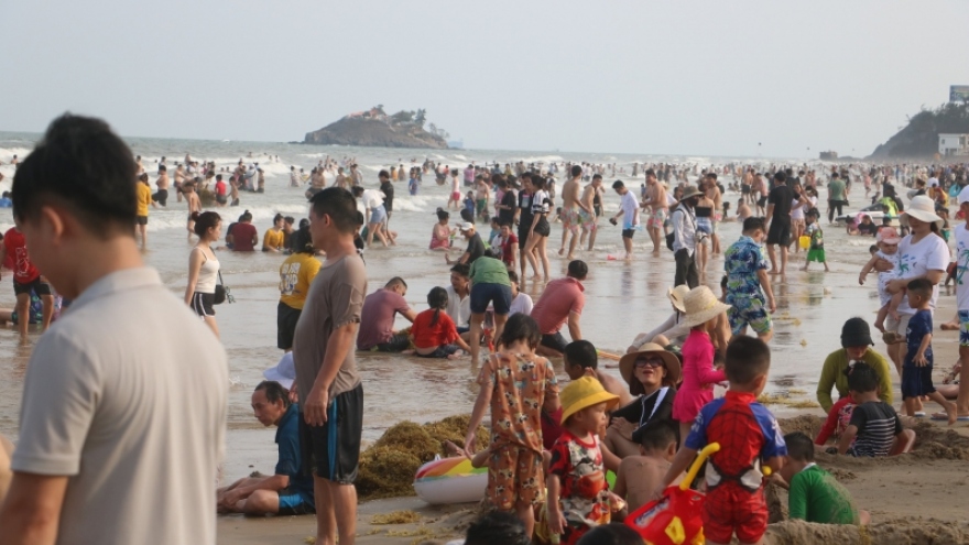 Khách tắm biển ở Bà Rịa- Vũng Tàu đông nhưng tiêu thụ hải sản không tăng
