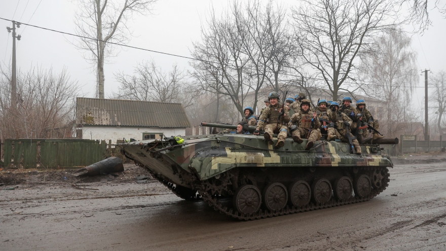 Binh sỹ Ukraine ngắm bắn mục tiêu từ xe bọc thép chở quân gần Bakhmut