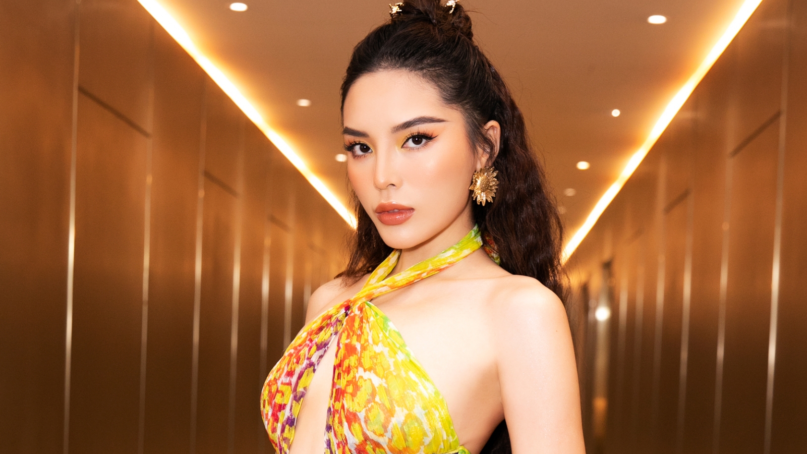 Kỳ Duyên, Thùy Anh khoe vóc dáng "bốc lửa" với trang phục cắt xẻ táo bạo