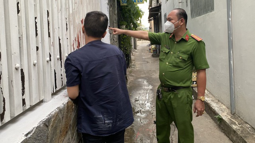 TP.HCM: Tạt sơn khủng bố đòi nợ, thanh niên bị đưa đi khắc phục hậu quả