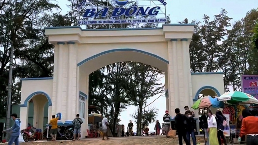 Biển Ba Động (Trà Vinh) thu hút khách trong kỳ nghỉ lễ