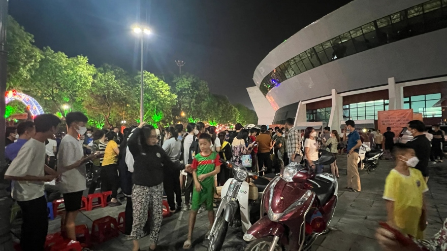 CĐV trải chiếu, xuyên đêm chờ mua vé chung kết bóng chuyền Việt Nam vs Thái Lan