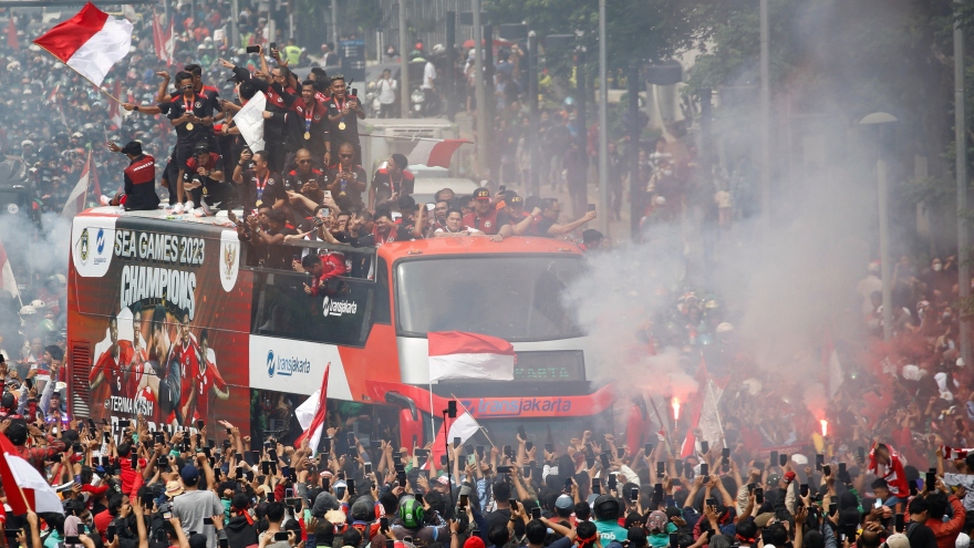 CĐV ra đường ''đi bão", mừng HCV SEA Games 32 của đội U22 Indonesia