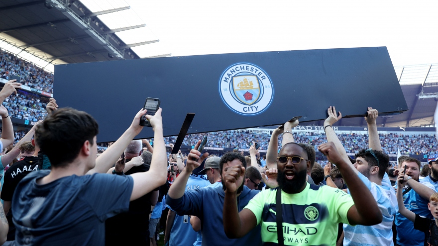 CĐV Man City tràn xuống sân ăn mừng chức vô địch Ngoại hạng Anh