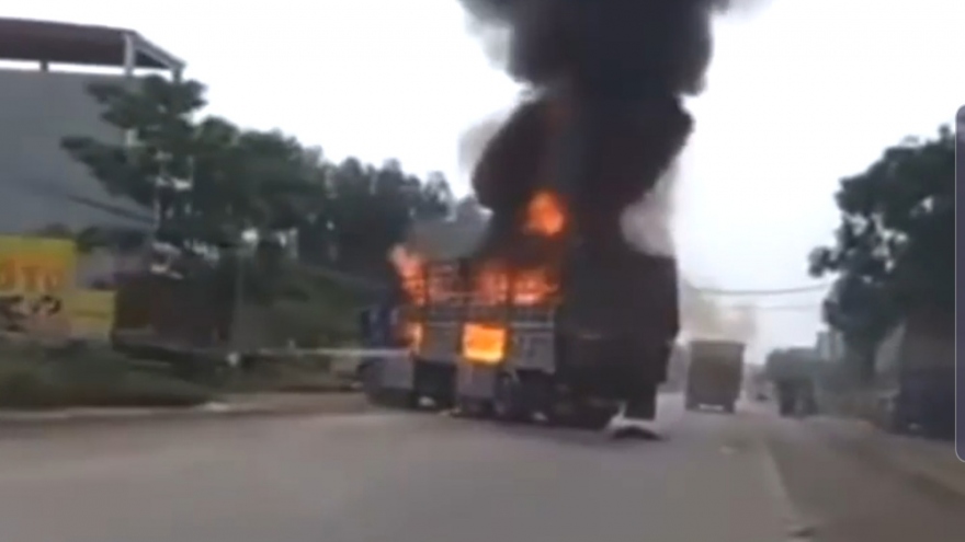 Xe tải bất ngờ bốc cháy, tài xế nhanh trí lái xe ra khỏi đám đông