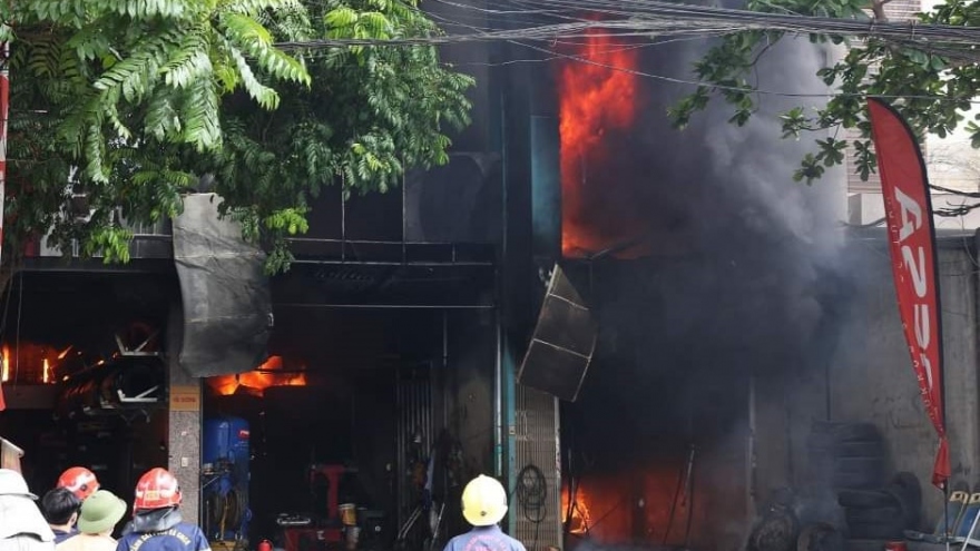 Cháy dữ dội tại cửa hàng sửa chữa lốp ô tô ở Hà Nội