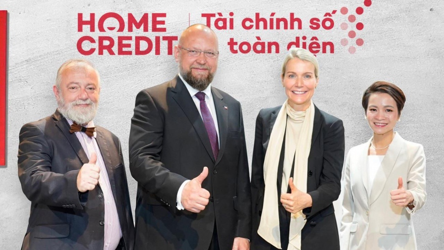 Phó chủ tịch Hạ viện Cộng hòa Séc đến thăm và chúc mừng 15 năm Home Credit Việt Nam