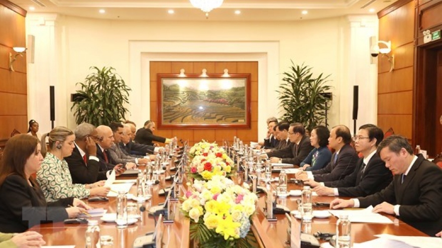 Vietnamese, Cuban Party officials hold talks