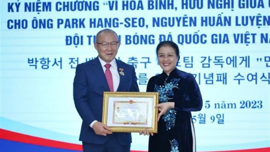 Coach Park Hang-seo awarded VUFO’s friendship insignia