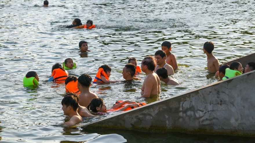 Người dân góp tiền biến ao làng thành ao bơi miễn phí