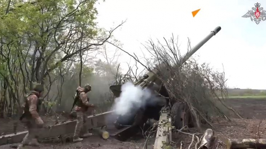 Cận cảnh Nga khai hỏa pháo Giatsint-B cỡ nòng 152mm nhắm bắn trực tiếp vào mục tiêu