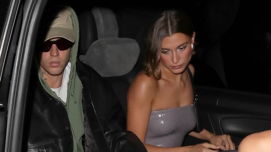 Hailey Baldwin diện đầm quây, khoe vai trần quyến rũ đi ăn tối cùng chồng