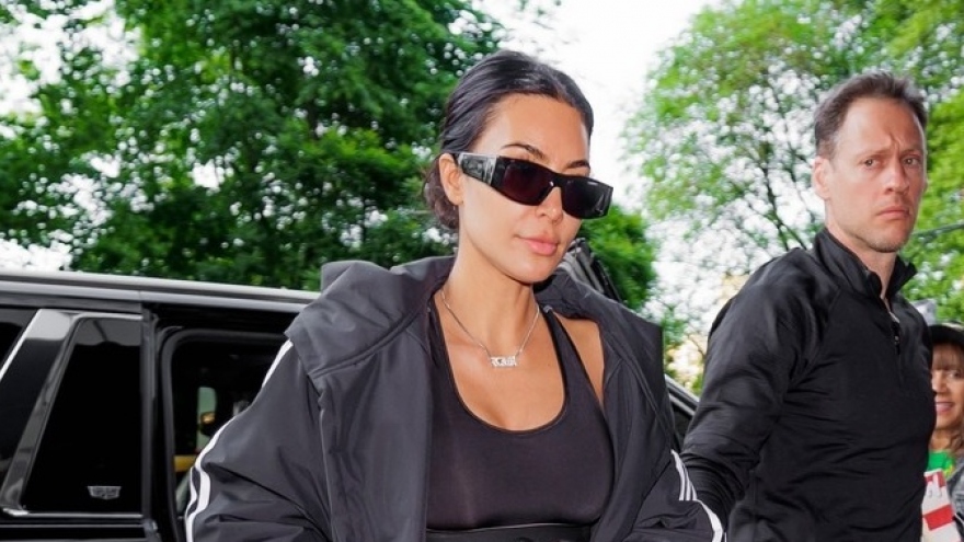 Kim Kardashian "bốc lửa" xuống phố