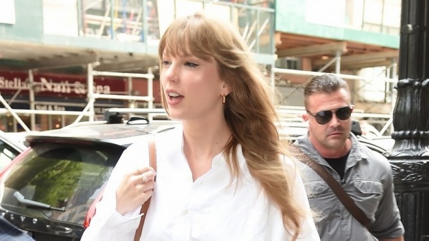 Taylor Swift xinh đẹp đến phòng thu sau ồn ào hẹn hò Thủ lĩnh 1975