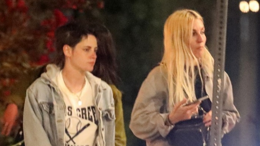 Kristen Stewart và bạn gái diện đồ đồng điệu đi chơi tối