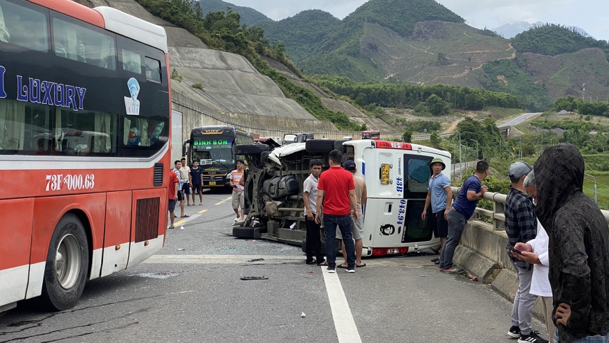 2 xe đâm nhau trên cao tốc La Sơn-Túy Loan, 1 người tử vong