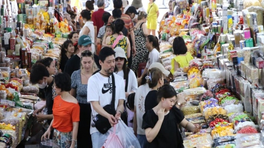 Foreign tourists eager to discover Da Nang market