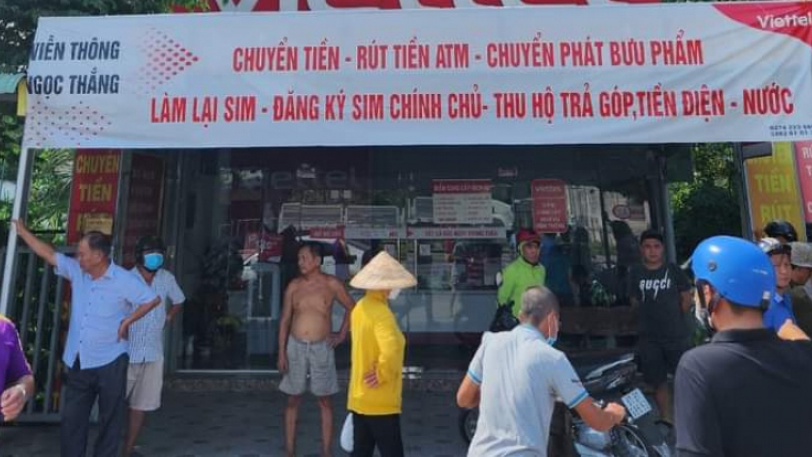 Bắt "nóng" hai đối tượng cướp tiền của một cửa hàng ở Bình Dương