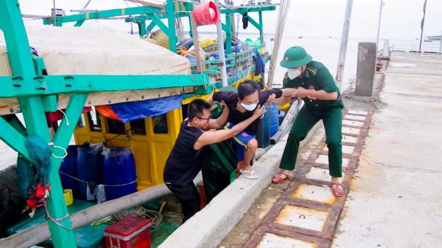 BĐBP Sóc Trăng tiếp nhận 5 ngư dân bị nạn trên biển vào bờ an toàn
