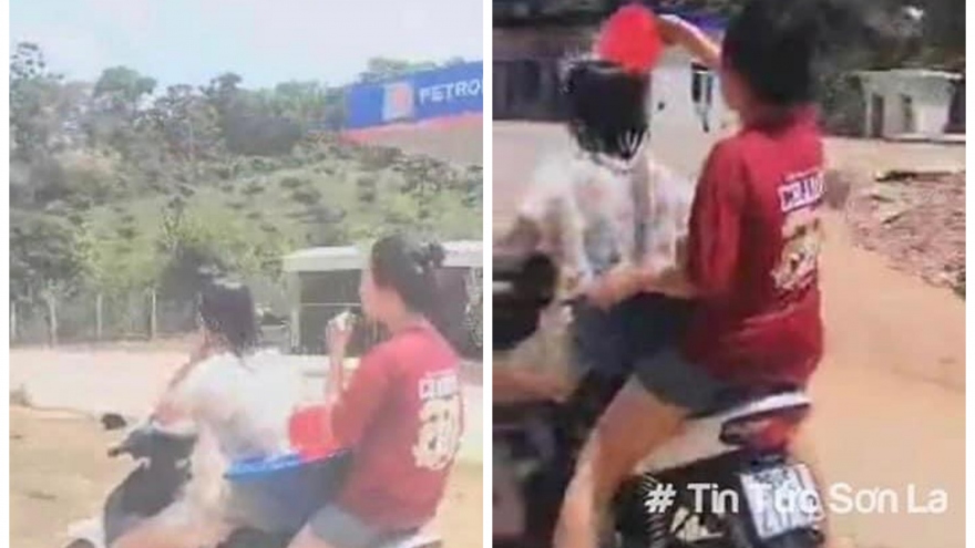 Hai nữ sinh ở Sơn La vừa lái xe vừa “tắm” cho nhau bị phạt