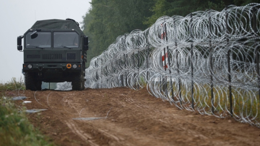 Ba Lan củng cố hàng rào biên giới với Nga để ngăn người di cư