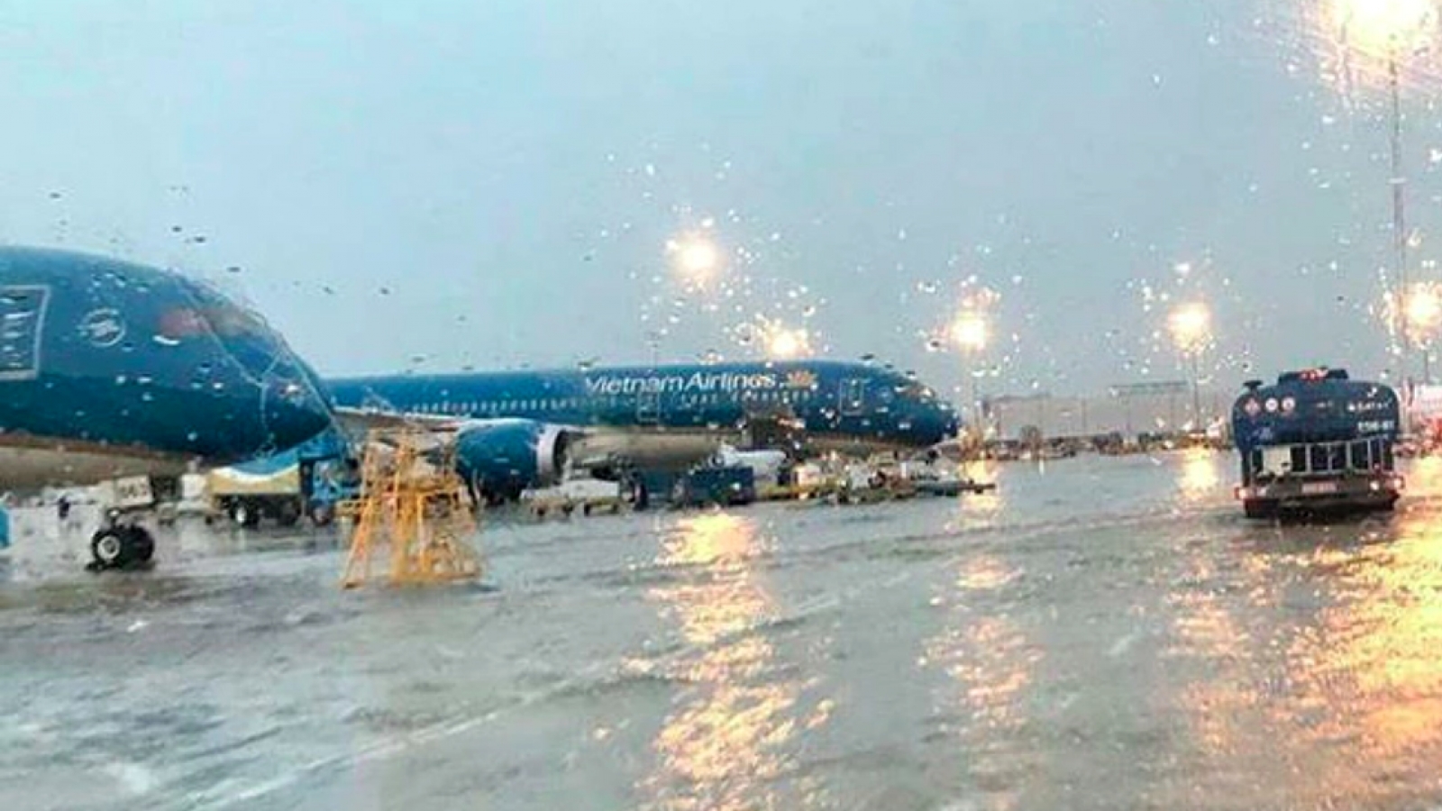 Bad weather cause flight diversions at Tan Son Nhat International Airport