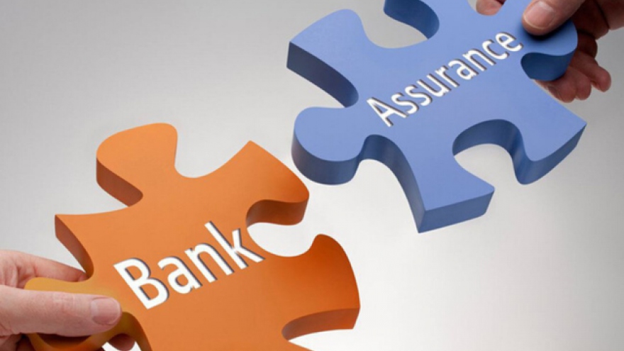 Bảo hiểm liên kết ngân hàng: Cần giải pháp mạnh đằng sau những “cái bắt tay”