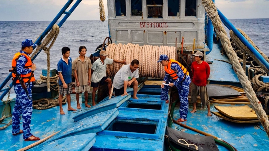 Bắt tàu vận chuyển dầu trái phép trên vùng biển phía Nam