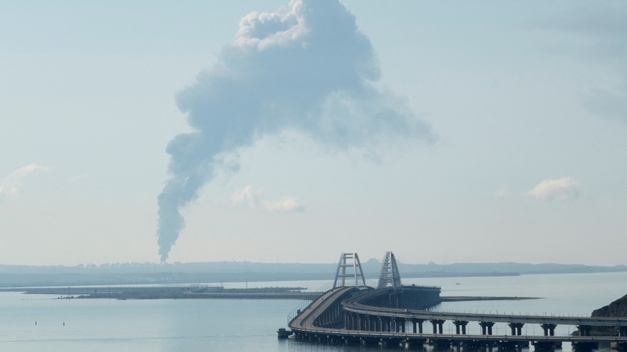 Kho dầu Nga ở gần cầu Crimea bốc cháy sau khi bị UAV tấn công