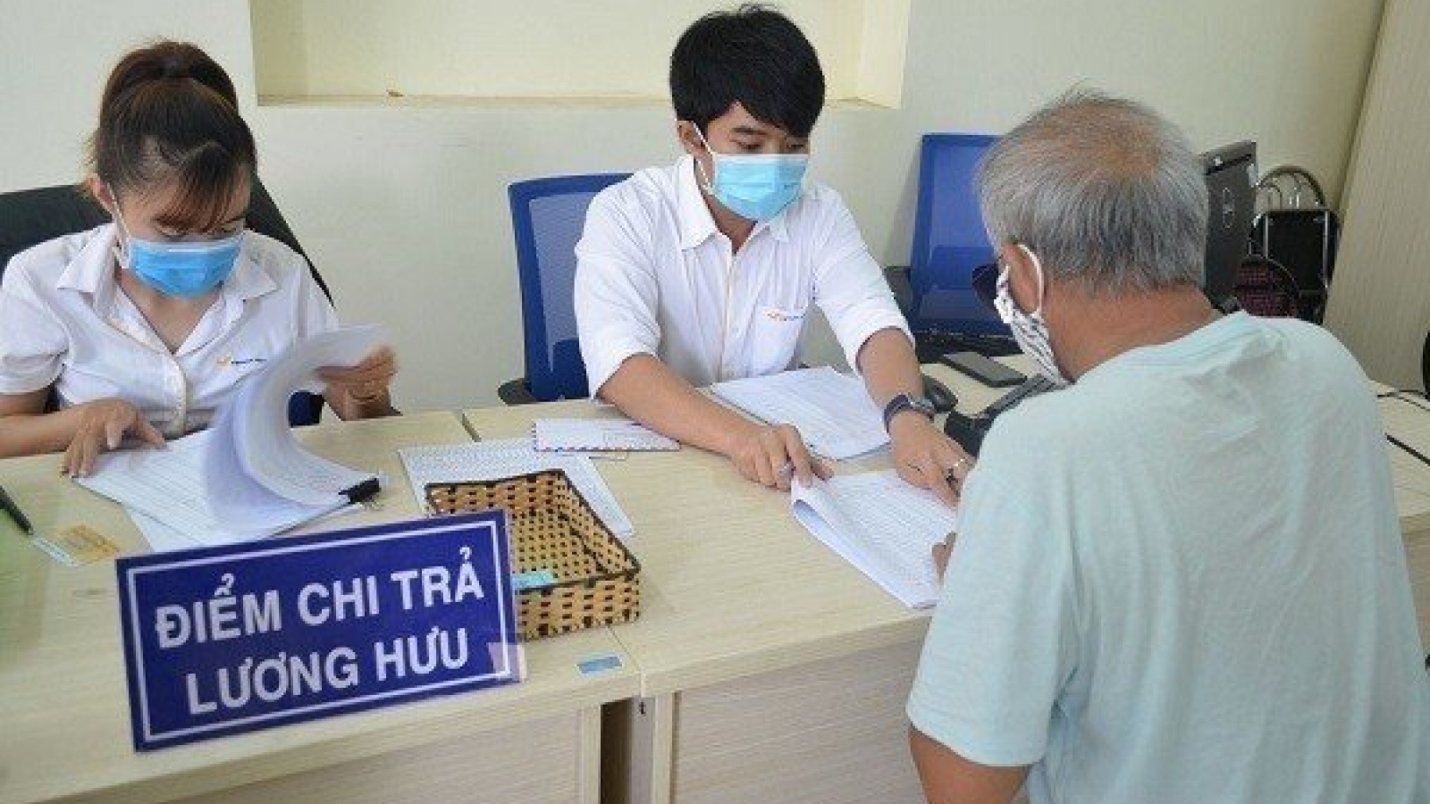 BHXH Hà Nội trực tiếp chi trả lương hưu qua tài khoản từ 1/7