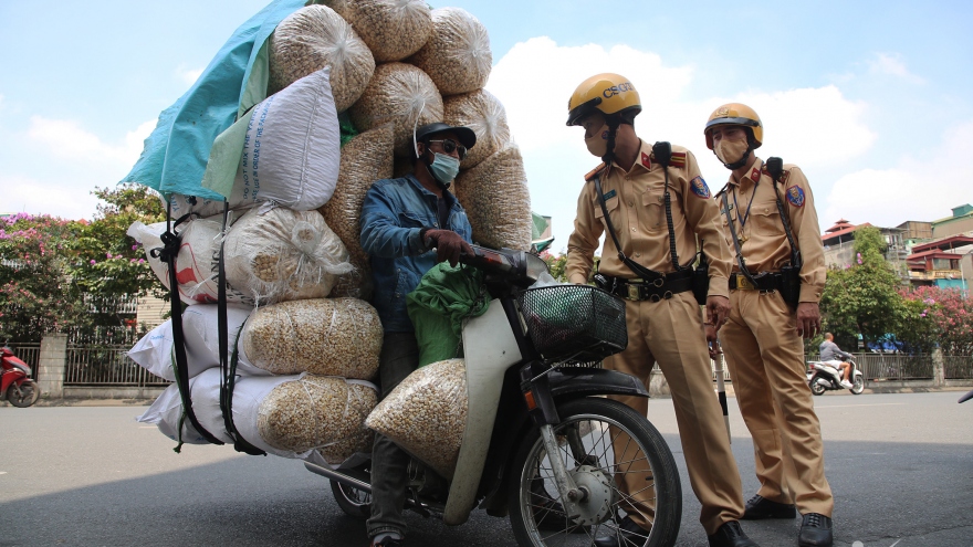 Tài xế xe máy chở "núi hàng" nặng 200kg, đi bằng cảm giác trên phố Hà Nội