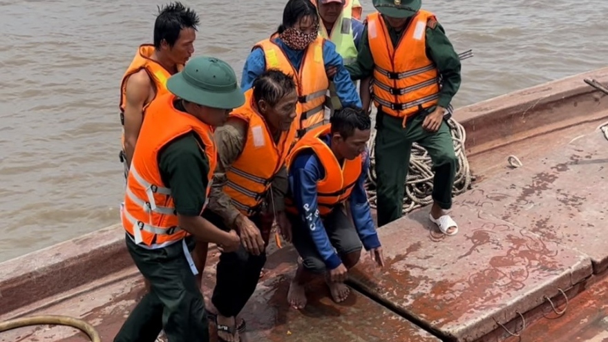 Kiên Giang cứu 4 người bị nạn ngoài cửa biển đưa vào bờ an toàn