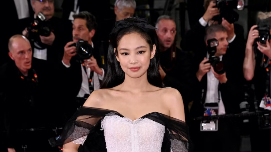 Jennie (BLACKPINK) gây chú ý trên thảm đỏ LHP Cannes 2023