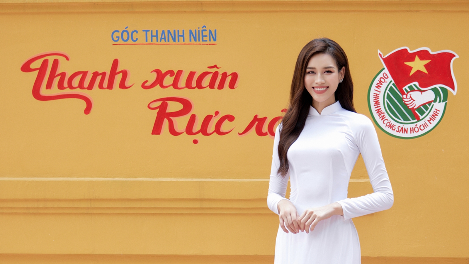 Hoa hậu Đỗ Thị Hà mặc áo dài trắng chụp ảnh kỷ yếu
