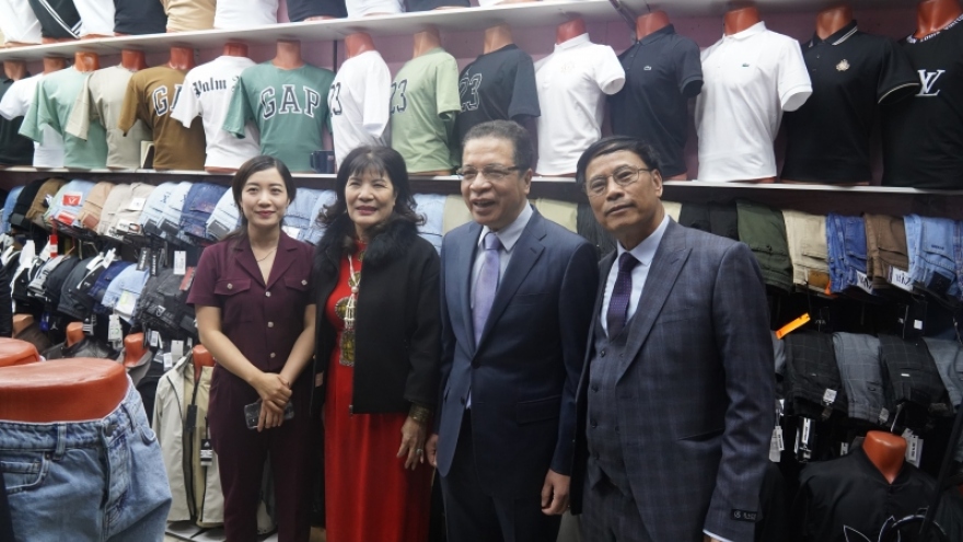Đại sứ Đặng Minh Khôi thăm cộng đồng người Việt kinh doanh tại chợ Teply Stan