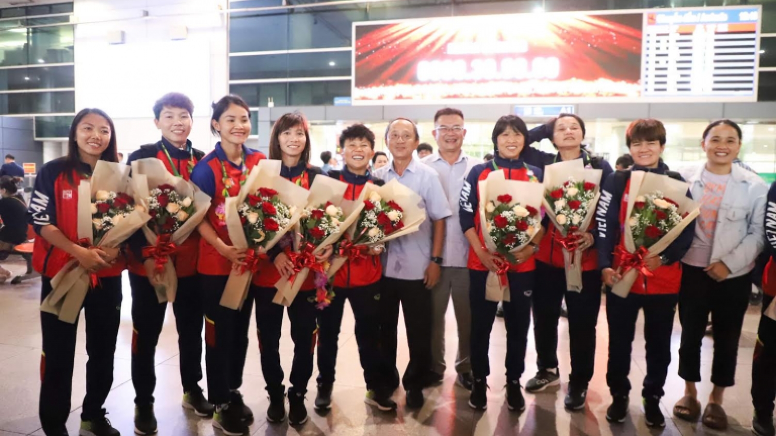 Huỳnh Như và đồng đội được chào đón nồng nhiệt khi mang HCV SEA Games trở về