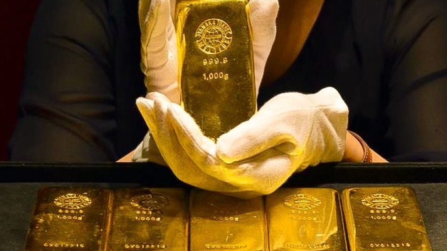 Vàng trong nước tiếp tục lao dốc, vàng thế giới đảo chiều tăng trở lại