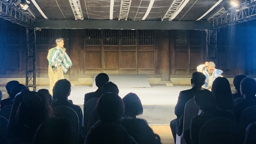Japan’s traditional comedic stage art introduced at Temple of Literature