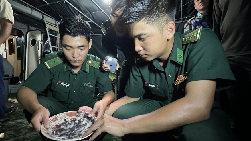 Bộ đội Biên phòng tỉnh Quảng Ngãi tạm giữ hàng chục đồ gốm nghi cổ vật