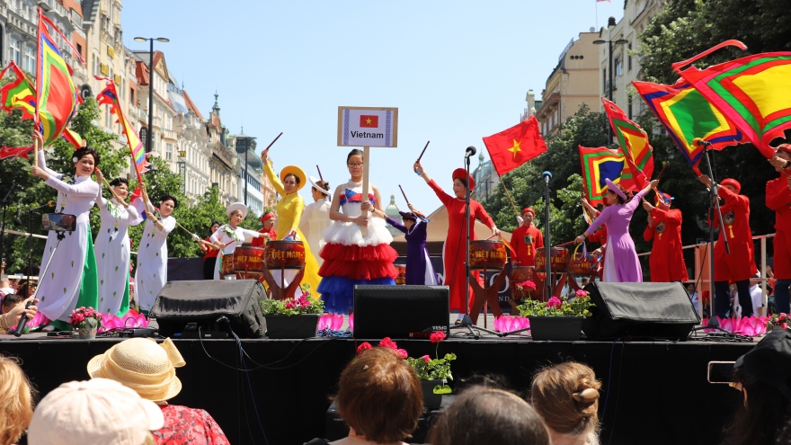Rực rỡ sắc màu Việt tại Festival các dân tộc thiểu số Cộng hòa Séc